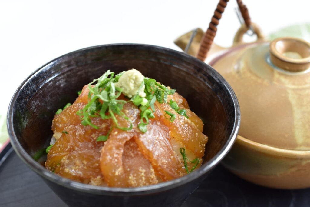 【天然真鯛漬け丼の素×空飛ぶあごだし（JALふるさとプロジェクト）】漁師の味「鯛の漬け」を、香り豊かなあごだしと